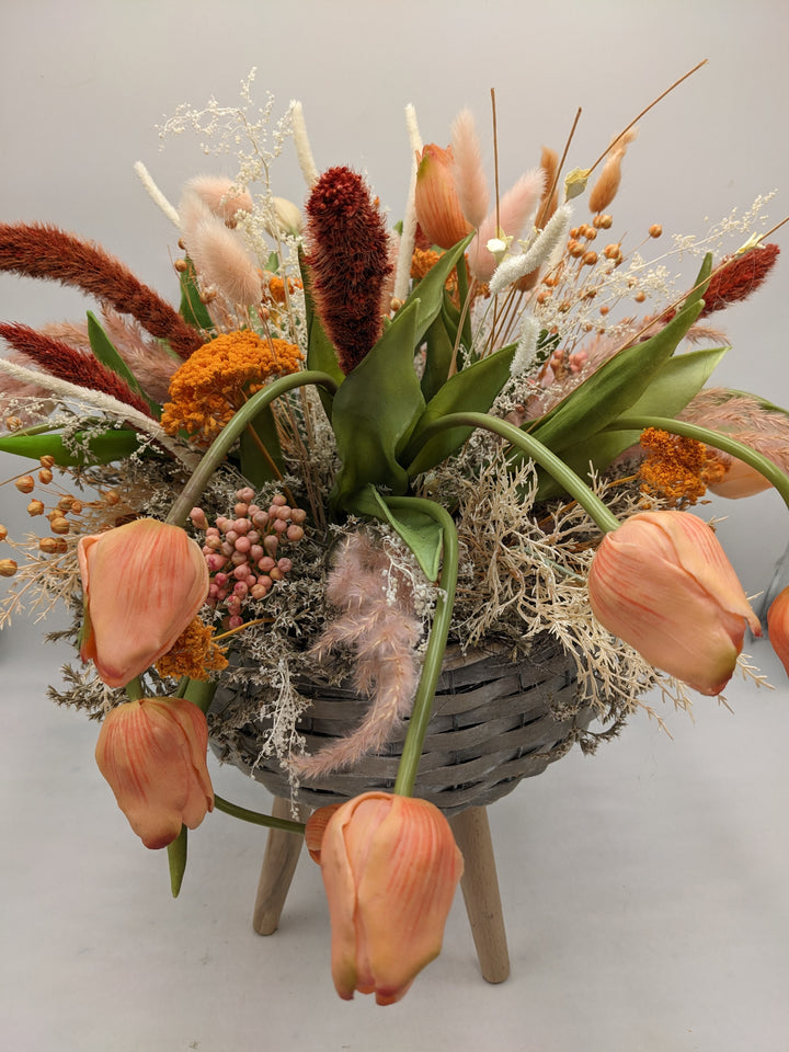 Frühlingsgesteck Tulpen Gräser orange apricote