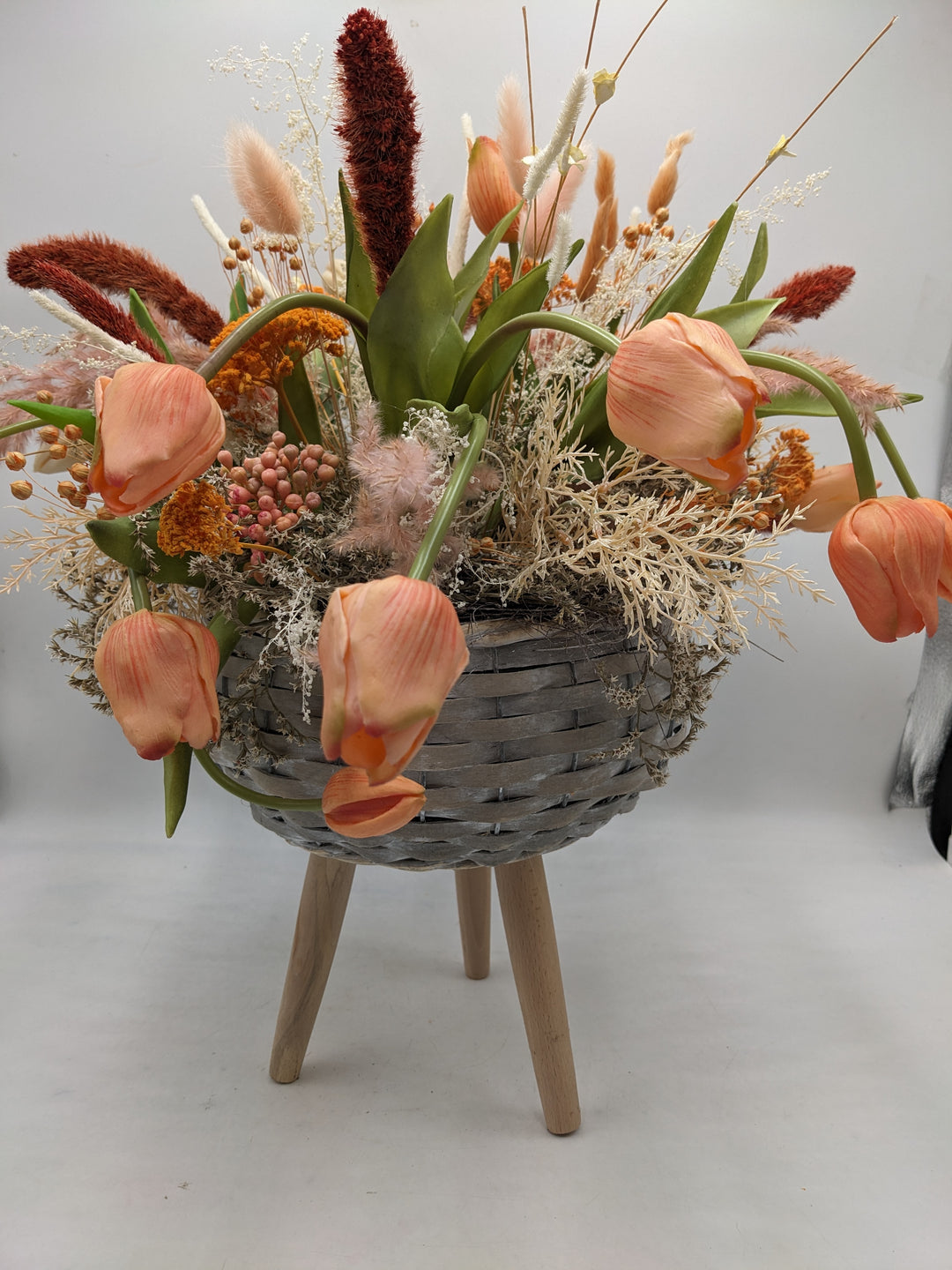 Frühlingsgesteck Tulpen Gräser orange apricote