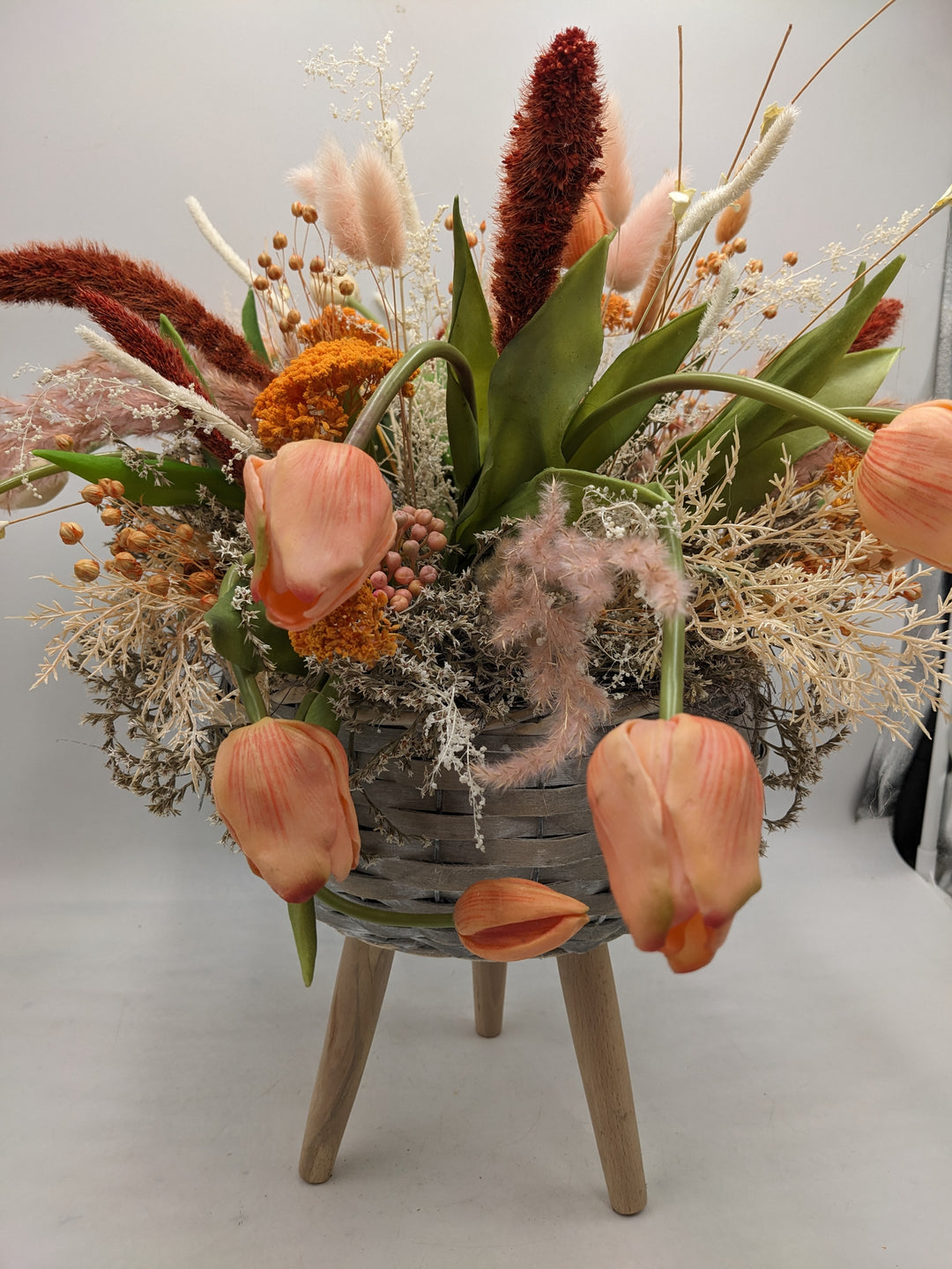 Frühlingsgesteck Tulpen Gräser orange apricote