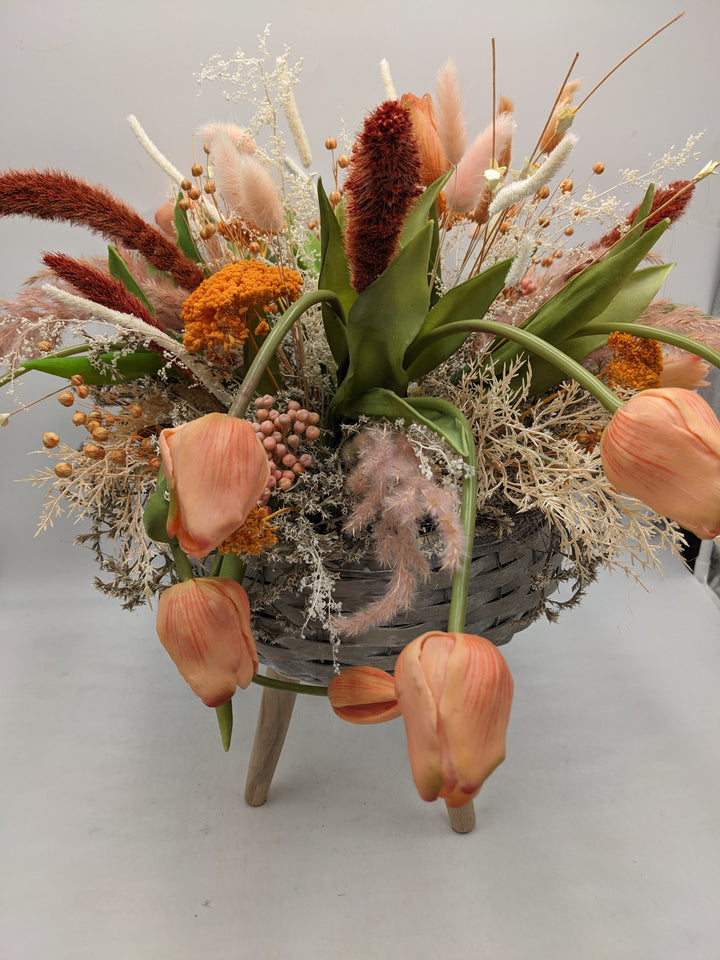 Frühlingsgesteck Tulpen Gräser orange apricote