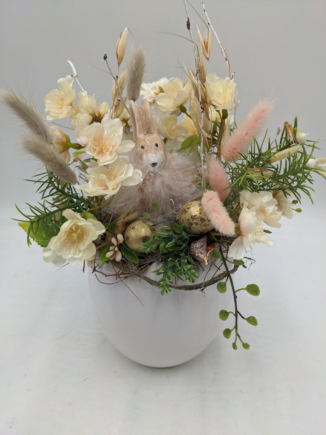 Ostergesteck Frühlingsgesteck Kirschblüte Gräser Hase apricote