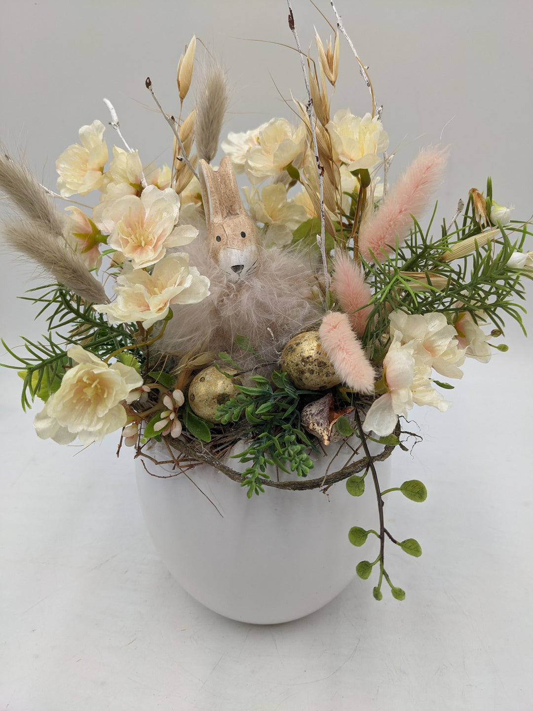 Ostergesteck Frühlingsgesteck Kirschblüte Gräser Hase apricote