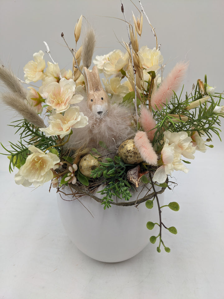 Ostergesteck Frühlingsgesteck Kirschblüte Gräser Hase apricote