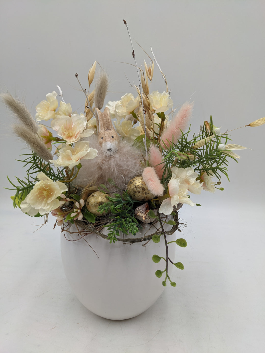 Ostergesteck Frühlingsgesteck Kirschblüte Gräser Hase apricote