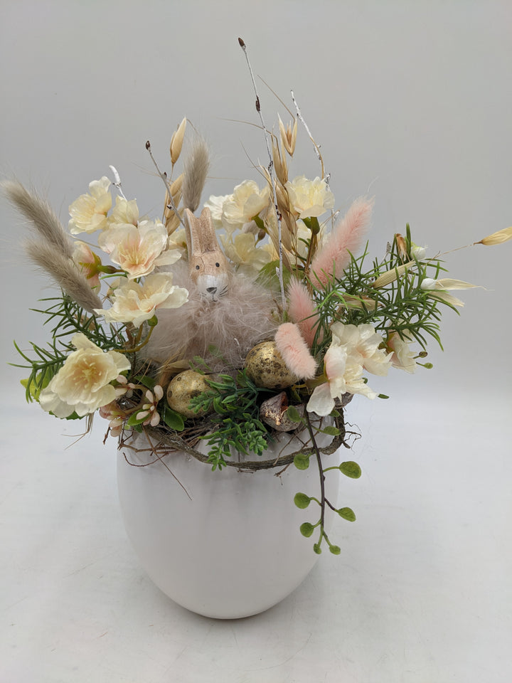 Ostergesteck Frühlingsgesteck Kirschblüte Gräser Hase apricote