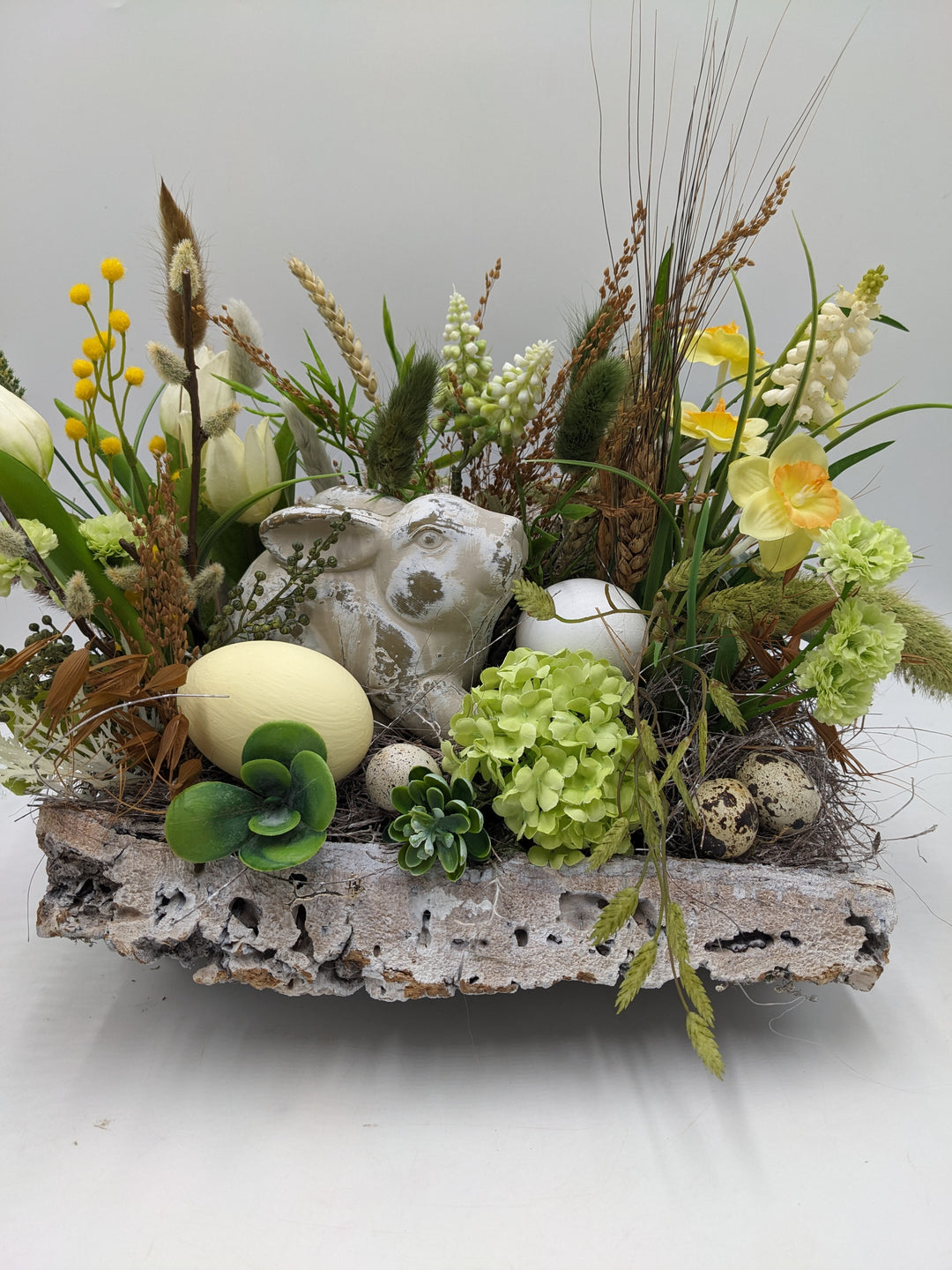 Ostergesteck Frühlingsgesteck Tulpen Hyazinthen gelb weiss