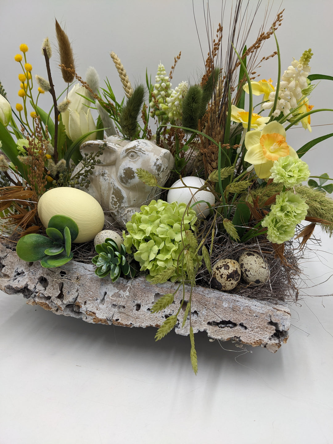 Ostergesteck Frühlingsgesteck Tulpen Hyazinthen gelb weiss