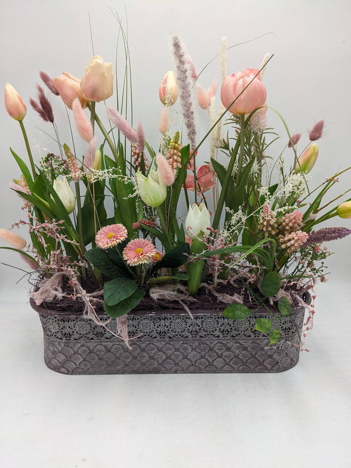 Frühlingsgesteck Tulpen Bellis Gräser lila rosa