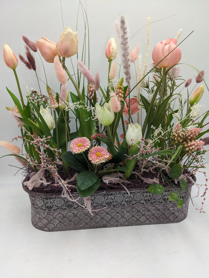 Frühlingsgesteck Tulpen Bellis Gräser lila rosa