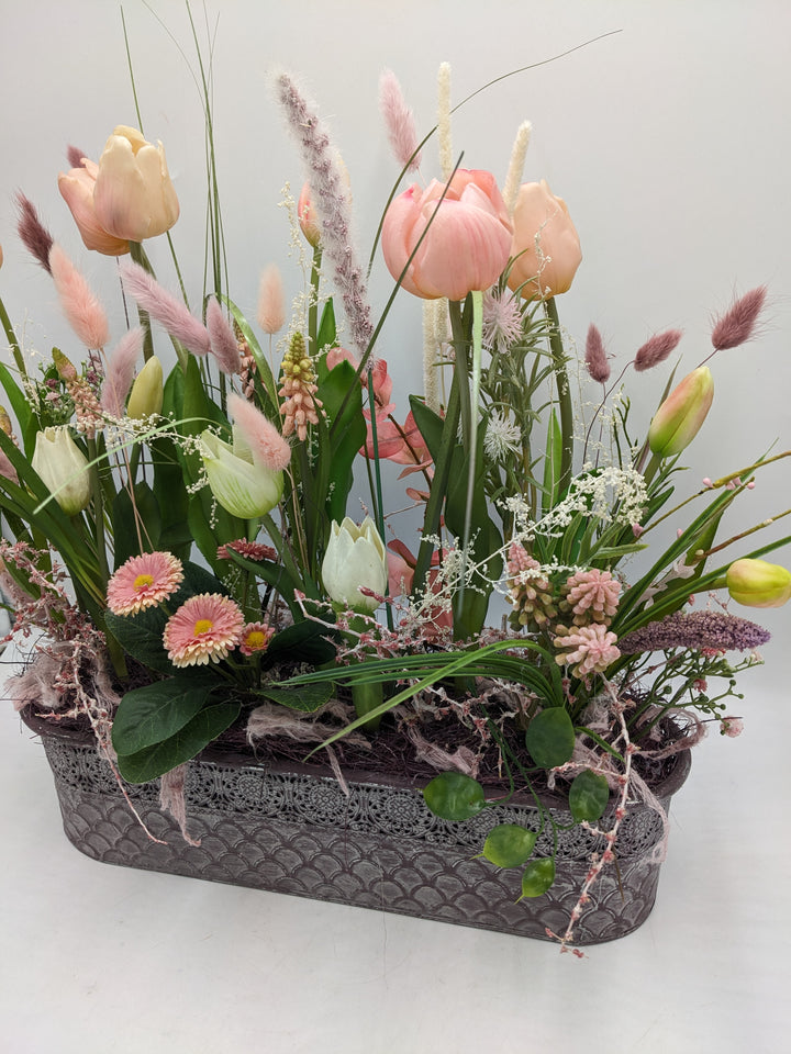 Frühlingsgesteck Tulpen Bellis Gräser lila rosa
