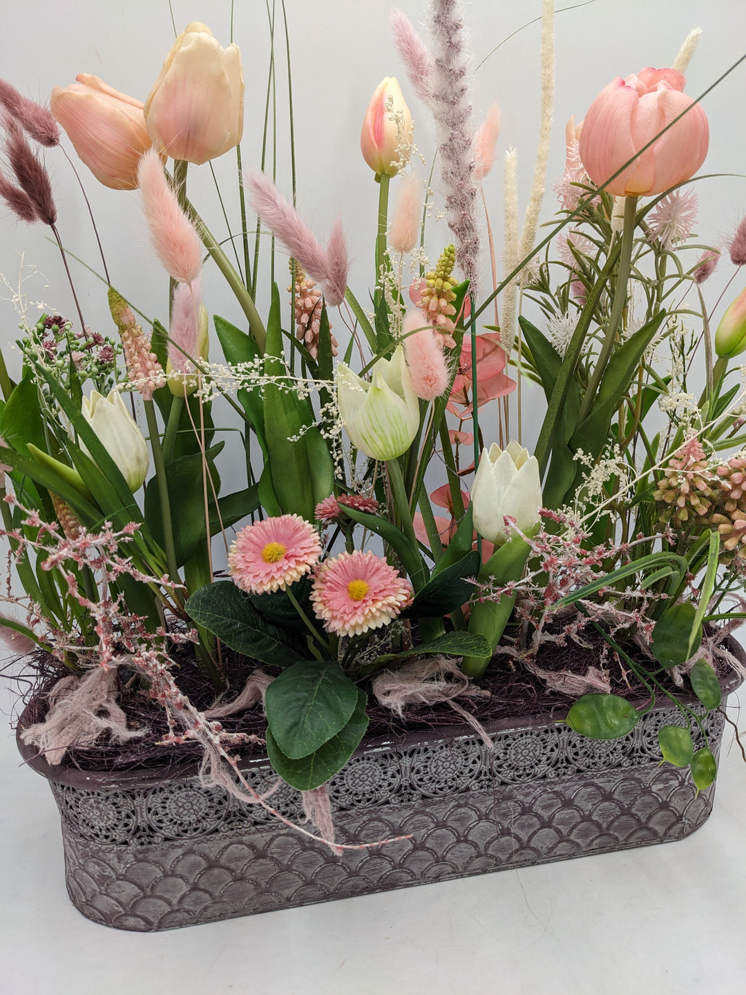 Frühlingsgesteck Tulpen Bellis Gräser lila rosa