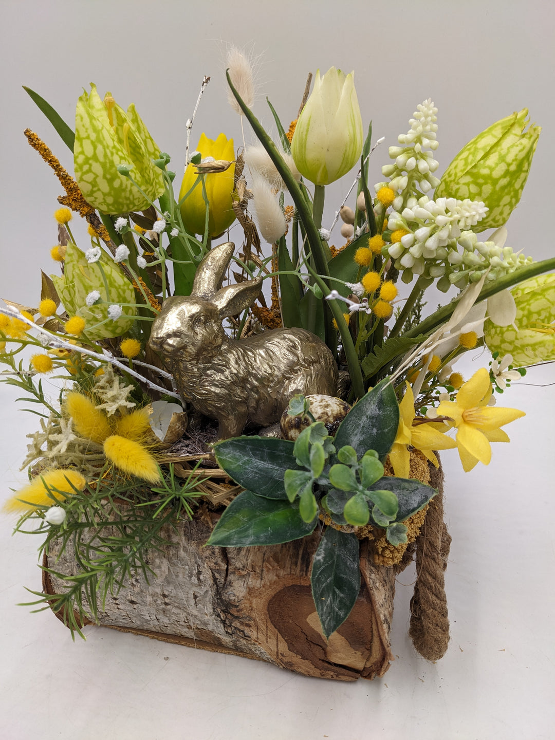 Ostergesteck Frühlingsgesteck Tulpen Hase gelb gold