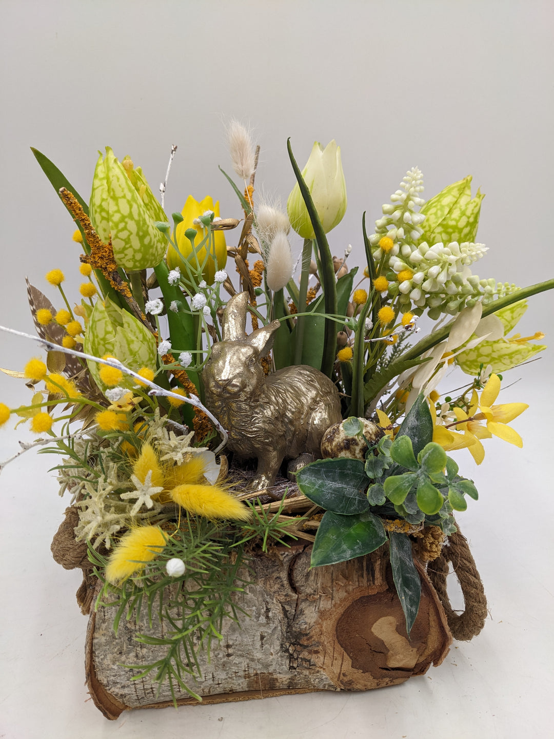 Ostergesteck Frühlingsgesteck Tulpen Hase gelb gold