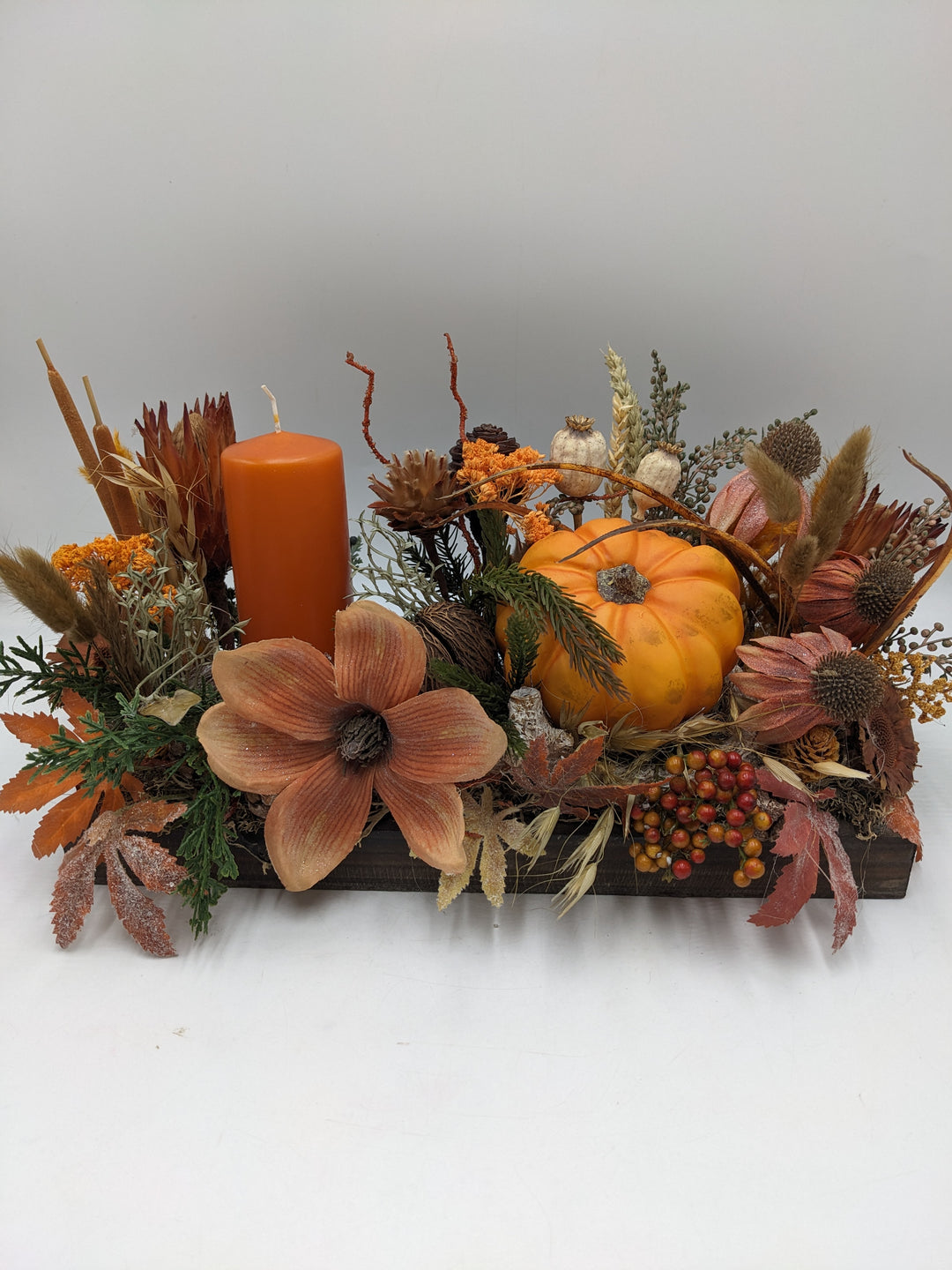 Herbstgesteck Kürbis Beeren Gräser orange