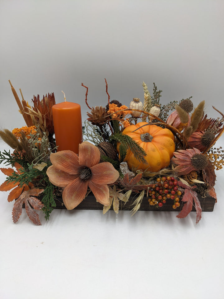 Herbstgesteck Kürbis Beeren Gräser orange