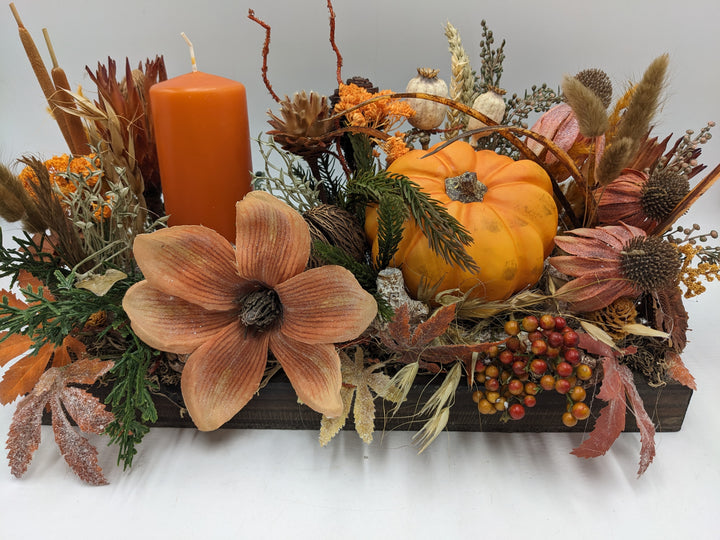 Herbstgesteck Kürbis Beeren Gräser orange