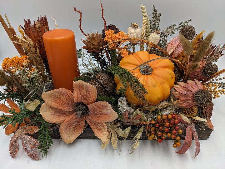 Herbstgesteck Kürbis Beeren Gräser orange