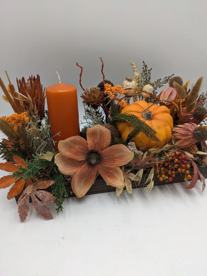 Herbstgesteck Kürbis Beeren Gräser orange