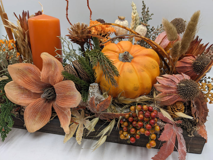 Herbstgesteck Kürbis Beeren Gräser orange