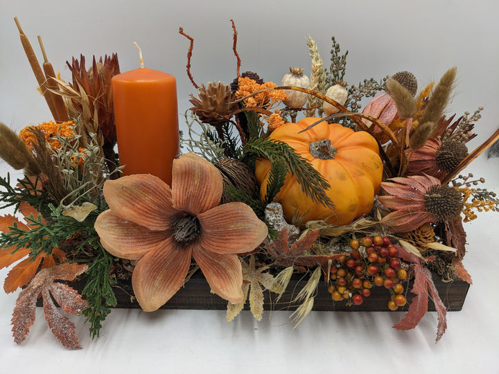 Herbstgesteck Kürbis Beeren Gräser orange