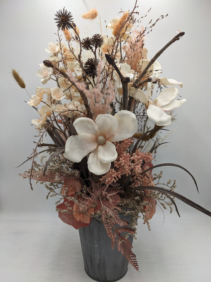 Herbstgesteck Kirschblüten Magnolien apricote