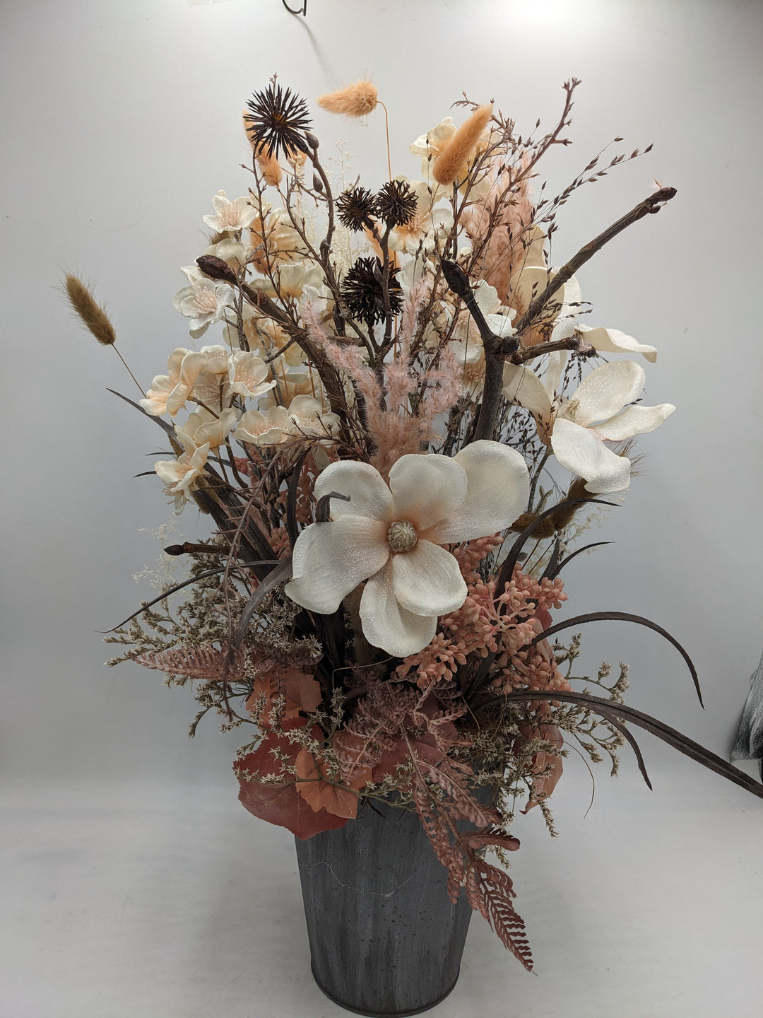 Herbstgesteck Kirschblüten Magnolien apricote