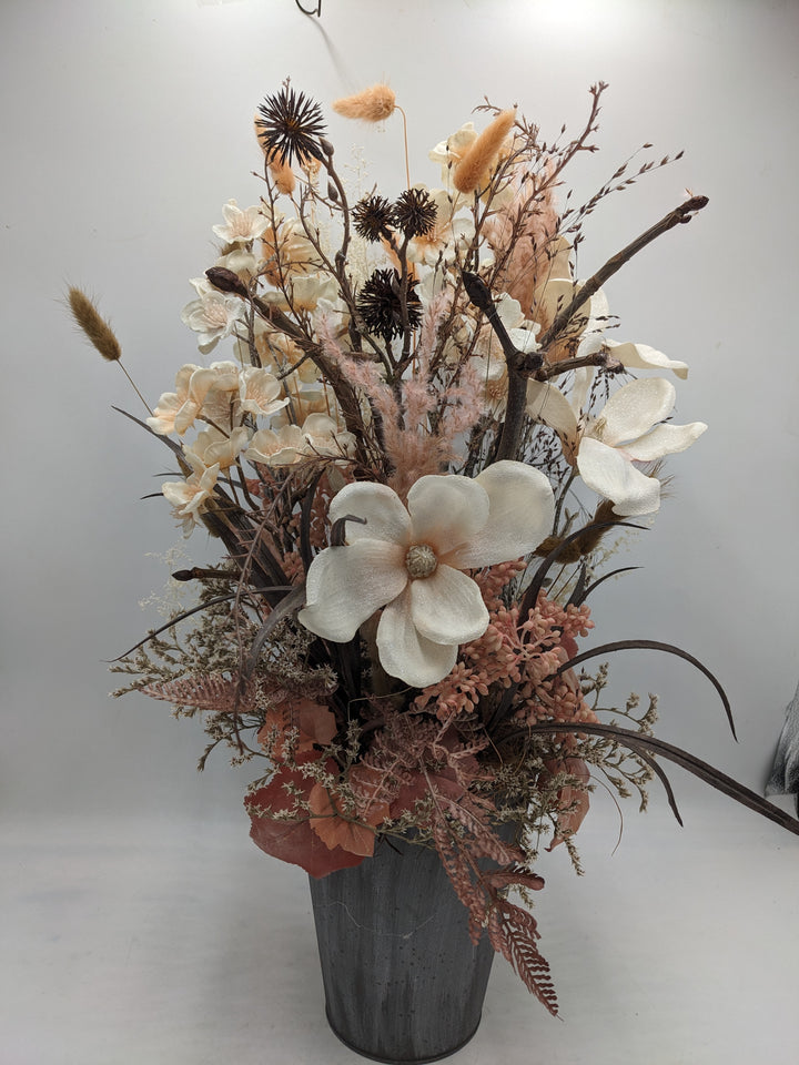 Herbstgesteck Kirschblüten Magnolien apricote