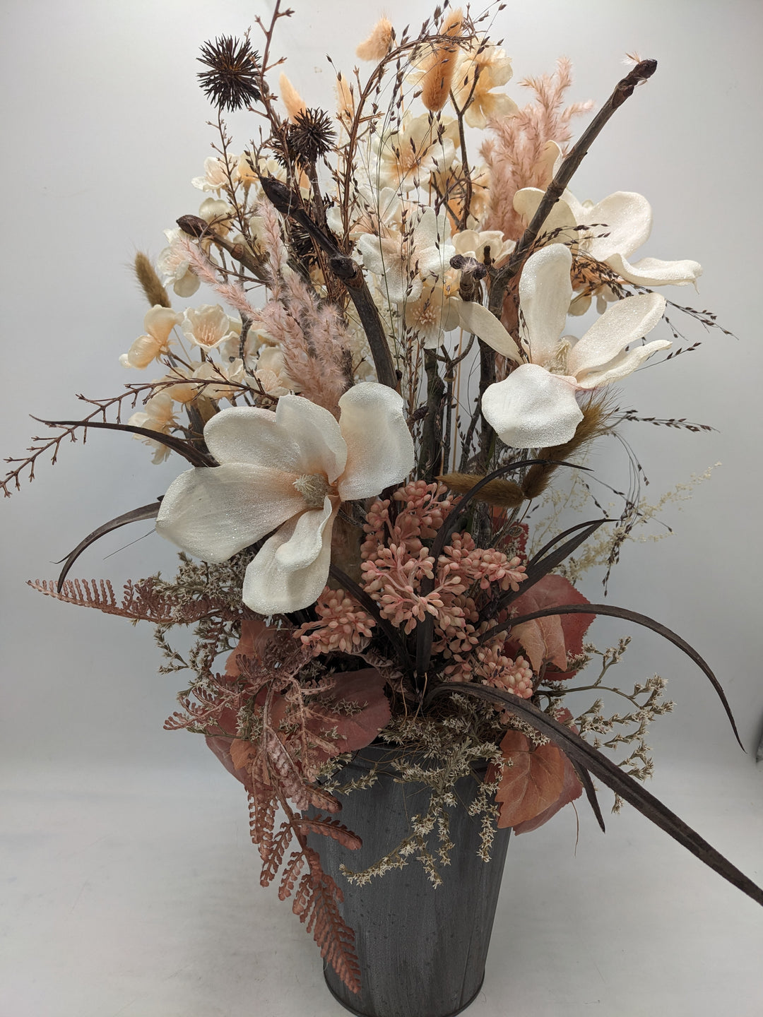 Herbstgesteck Kirschblüten Magnolien apricote