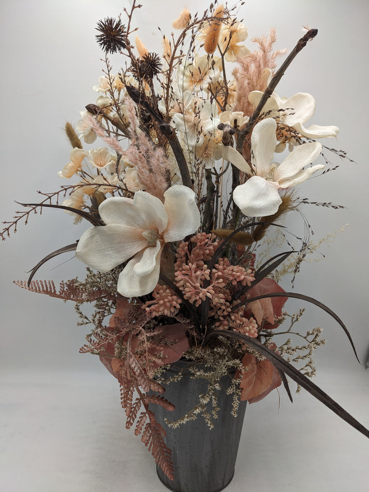 Herbstgesteck Kirschblüten Magnolien apricote