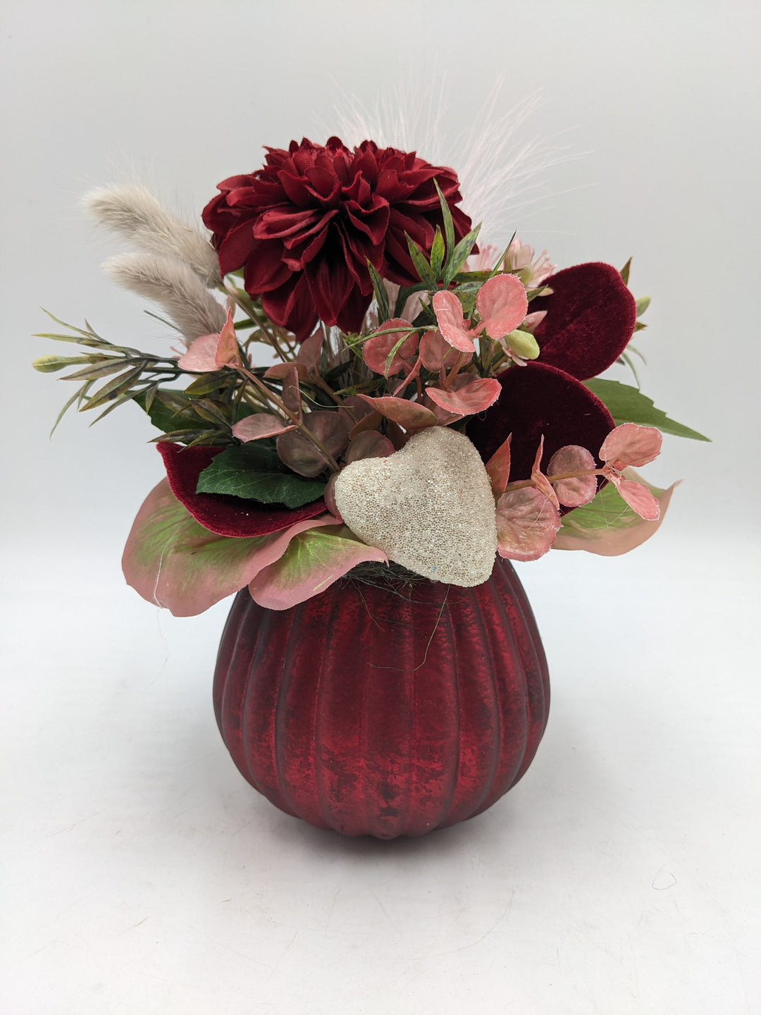 Frühlingsgesteck Valentinstag Herz Gräser rot