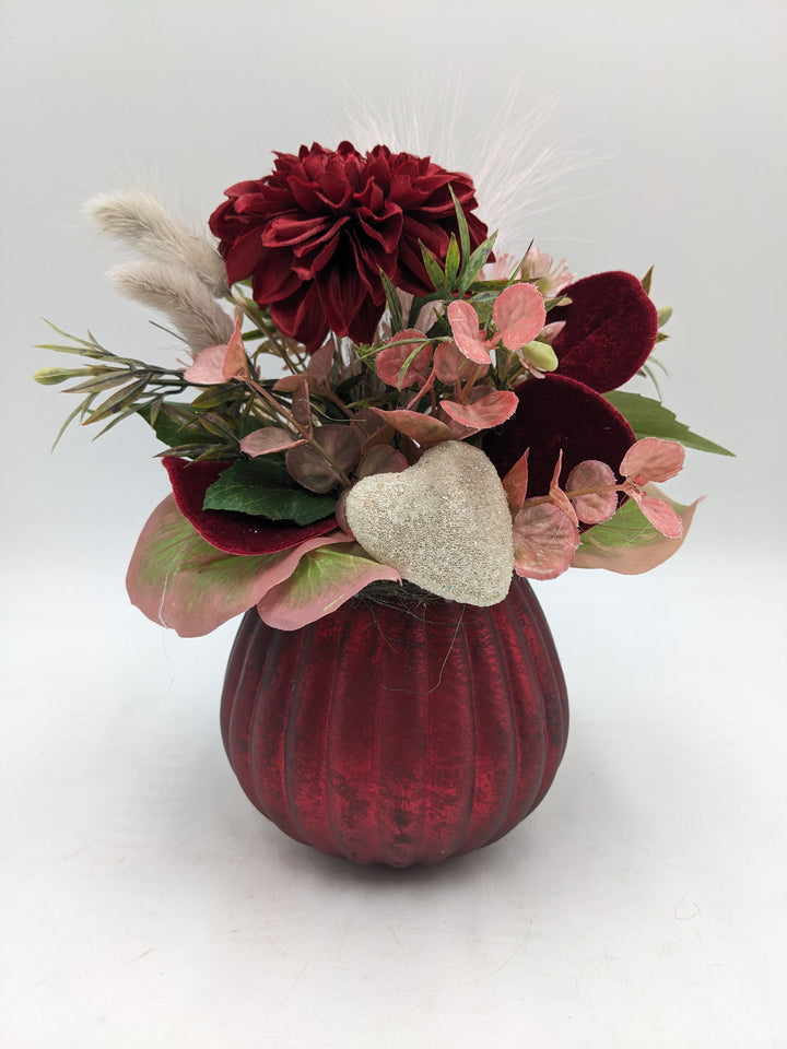 Frühlingsgesteck Valentinstag Herz Gräser rot