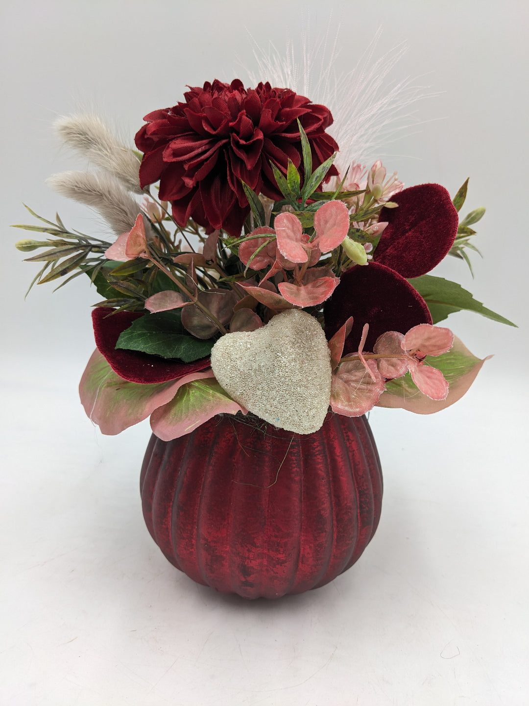 Frühlingsgesteck Valentinstag Herz Gräser rot