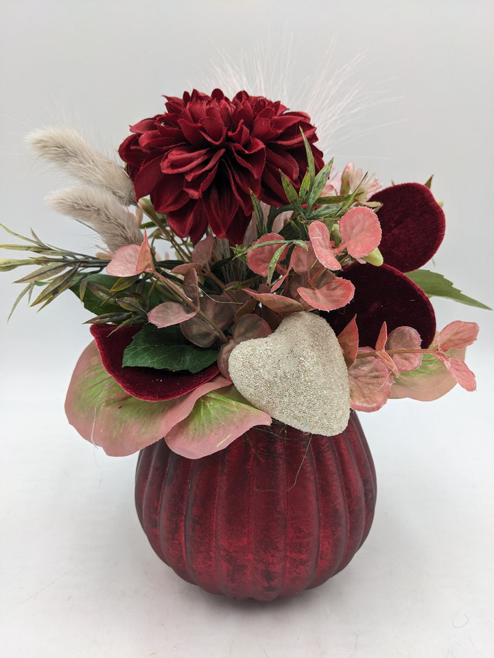 Frühlingsgesteck Valentinstag Herz Gräser rot