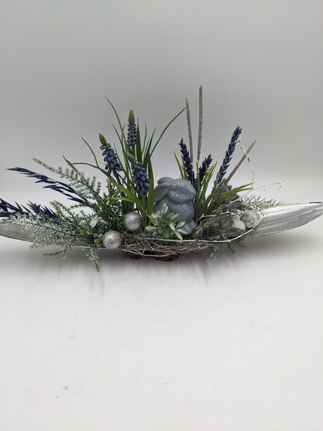 Ostergesteck Frühlingsgesteck Hyazinthen Gräser blau silber