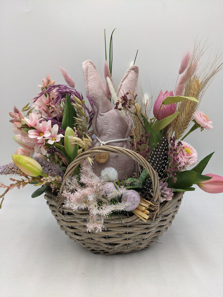 Ostergesteck Frühlingsgesteck Hase Tulpen Bellis Gräser rosa