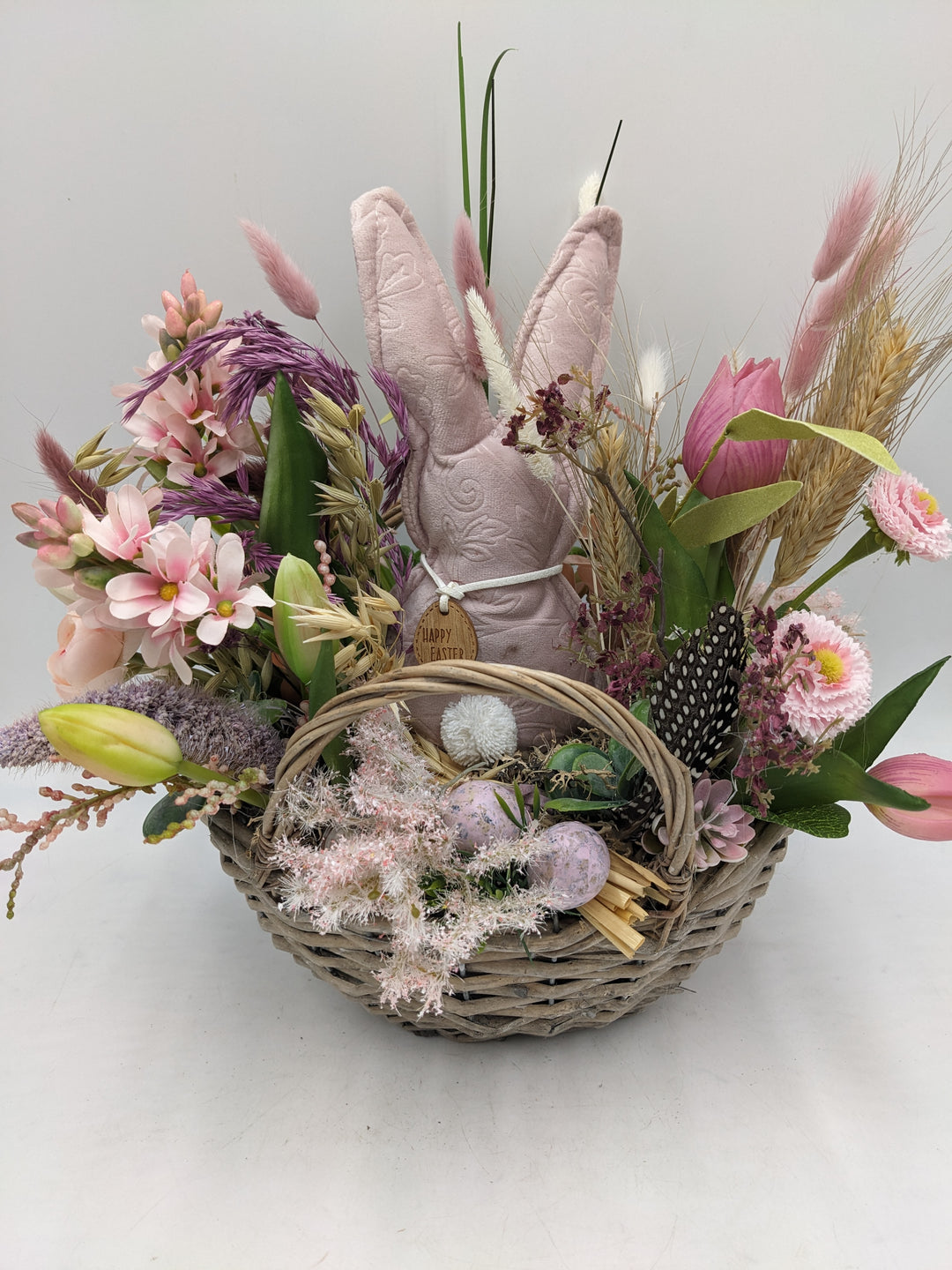 Ostergesteck Frühlingsgesteck Hase Tulpen Bellis Gräser rosa
