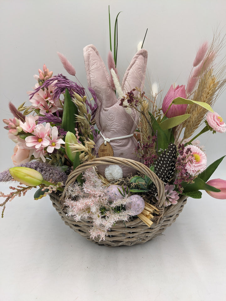 Ostergesteck Frühlingsgesteck Hase Tulpen Bellis Gräser rosa