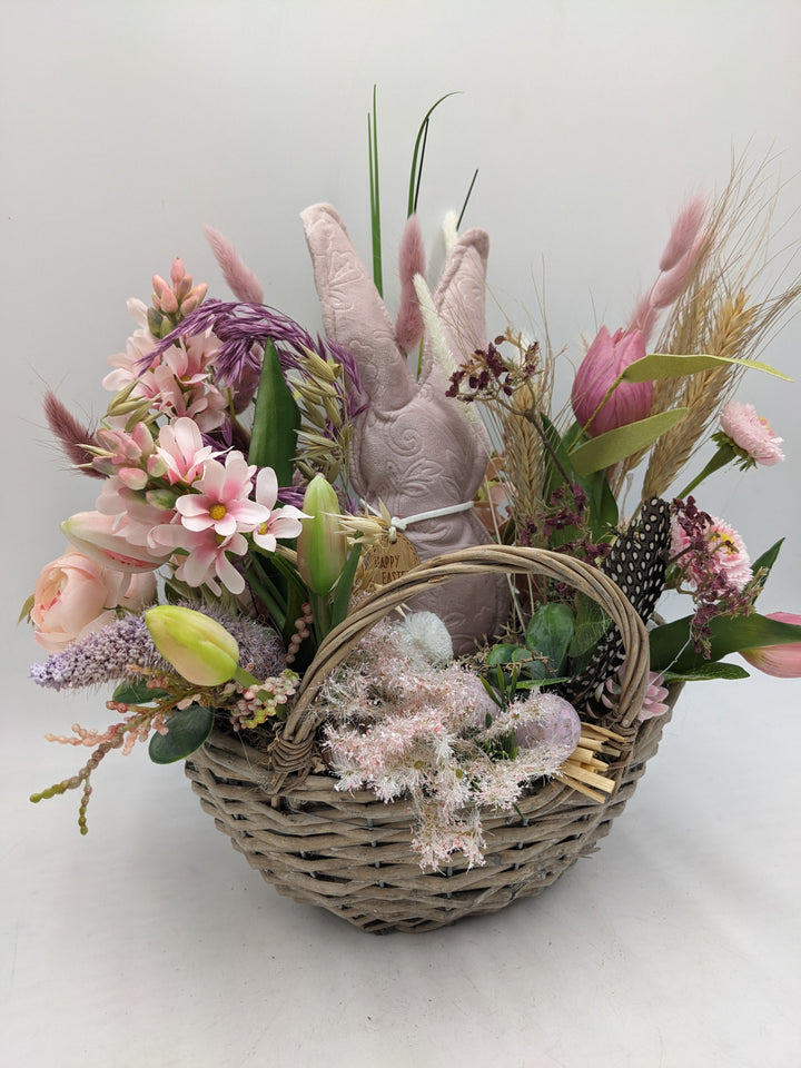 Ostergesteck Frühlingsgesteck Hase Tulpen Bellis Gräser rosa