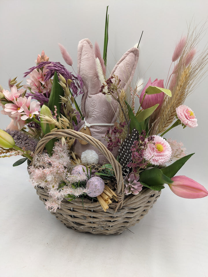 Ostergesteck Frühlingsgesteck Hase Tulpen Bellis Gräser rosa