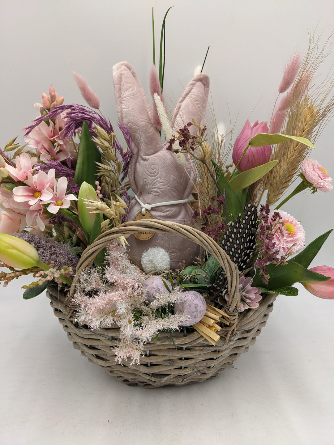 Ostergesteck Frühlingsgesteck Hase Tulpen Bellis Gräser rosa