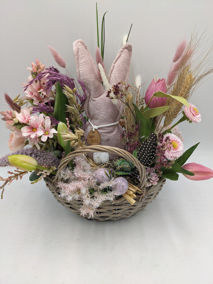 Ostergesteck Frühlingsgesteck Hase Tulpen Bellis Gräser rosa