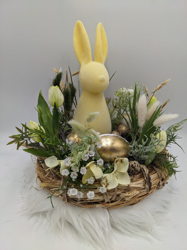 Ostergesteck Frühlingsgesteck Hase Gräser Tulpen gelb gold