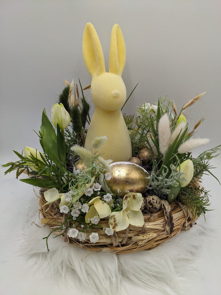Ostergesteck Frühlingsgesteck Hase Gräser Tulpen gelb gold