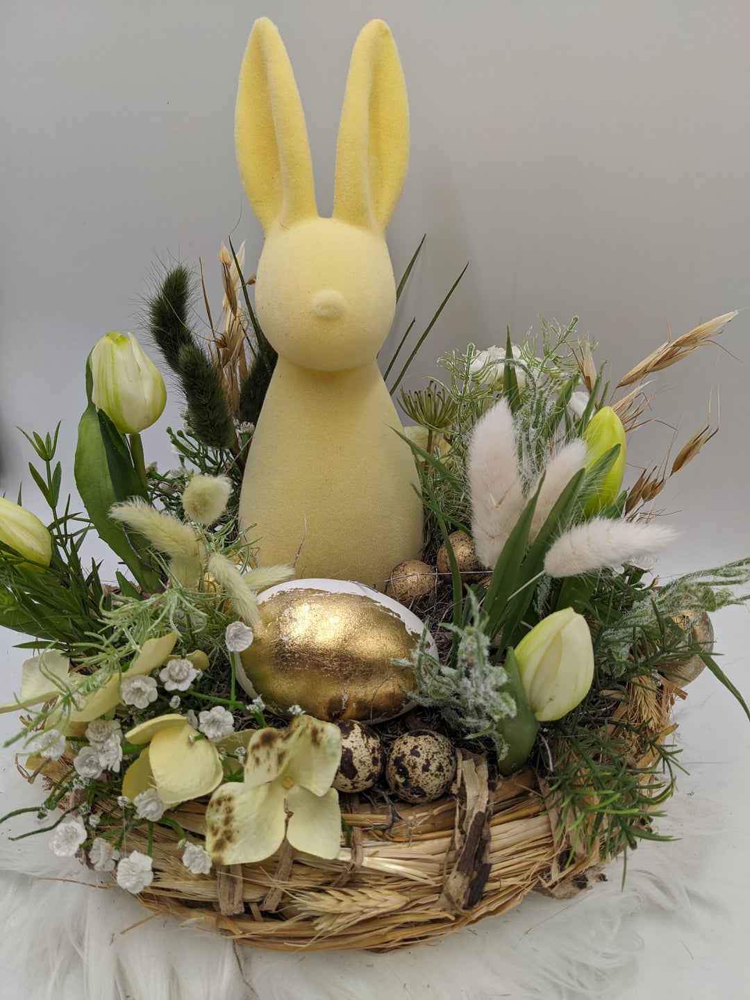 Ostergesteck Frühlingsgesteck Hase Gräser Tulpen gelb gold