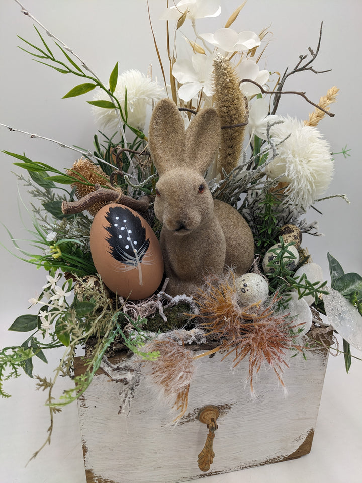 Ostergesteck Frühlingsgesteck Hase Gräser natur weiss