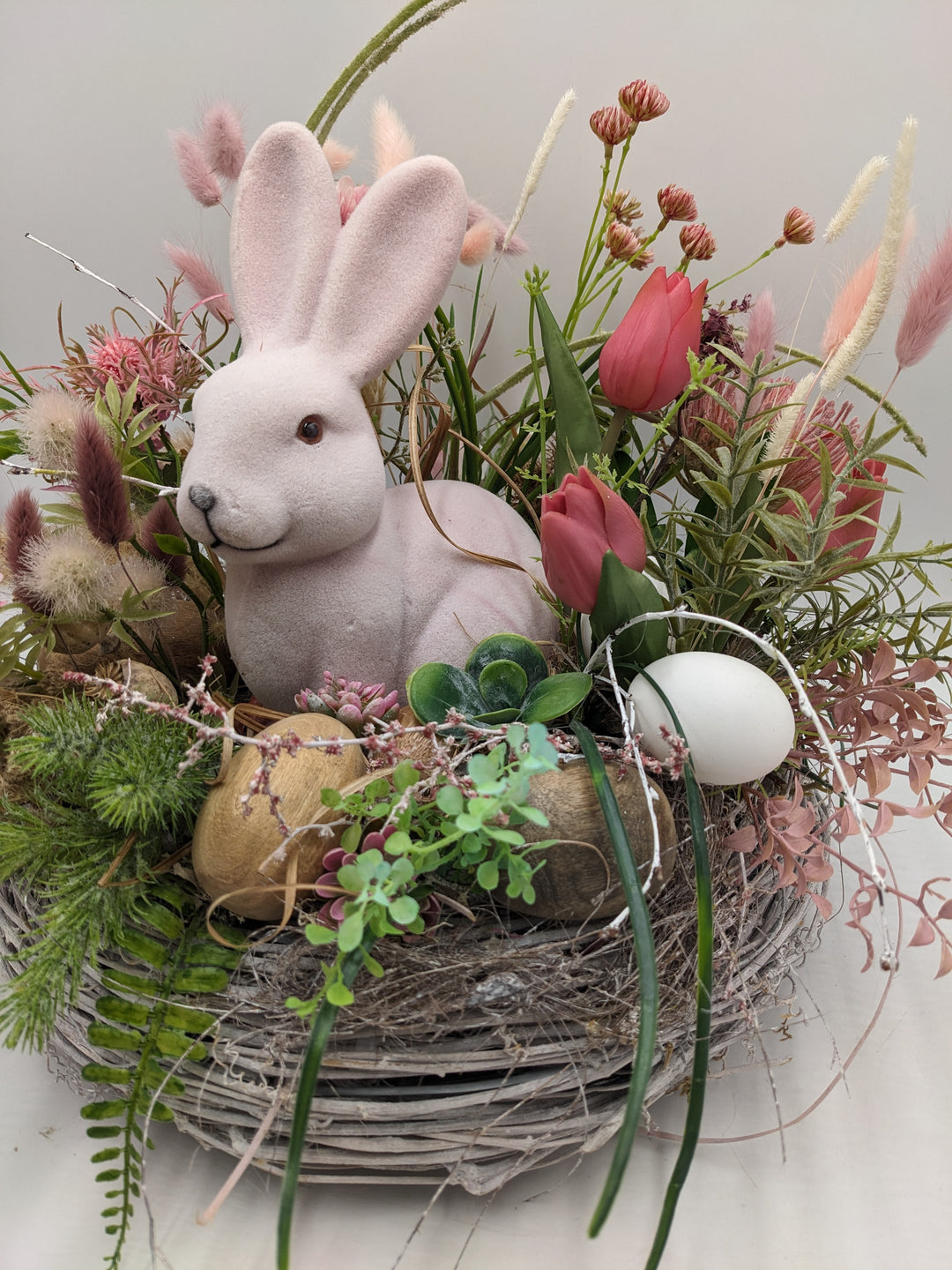 Osterkranz Frühlingskranz Tulpen Gräser Eier rosa