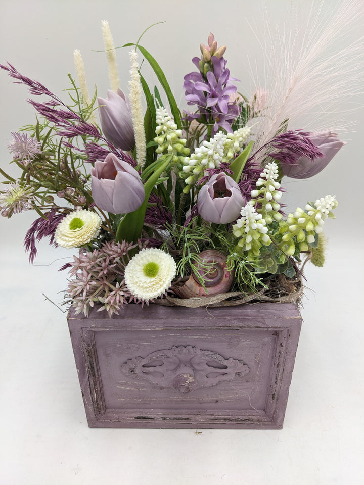 Frühlingsgesteck Tulpen Flieder Bellis lila