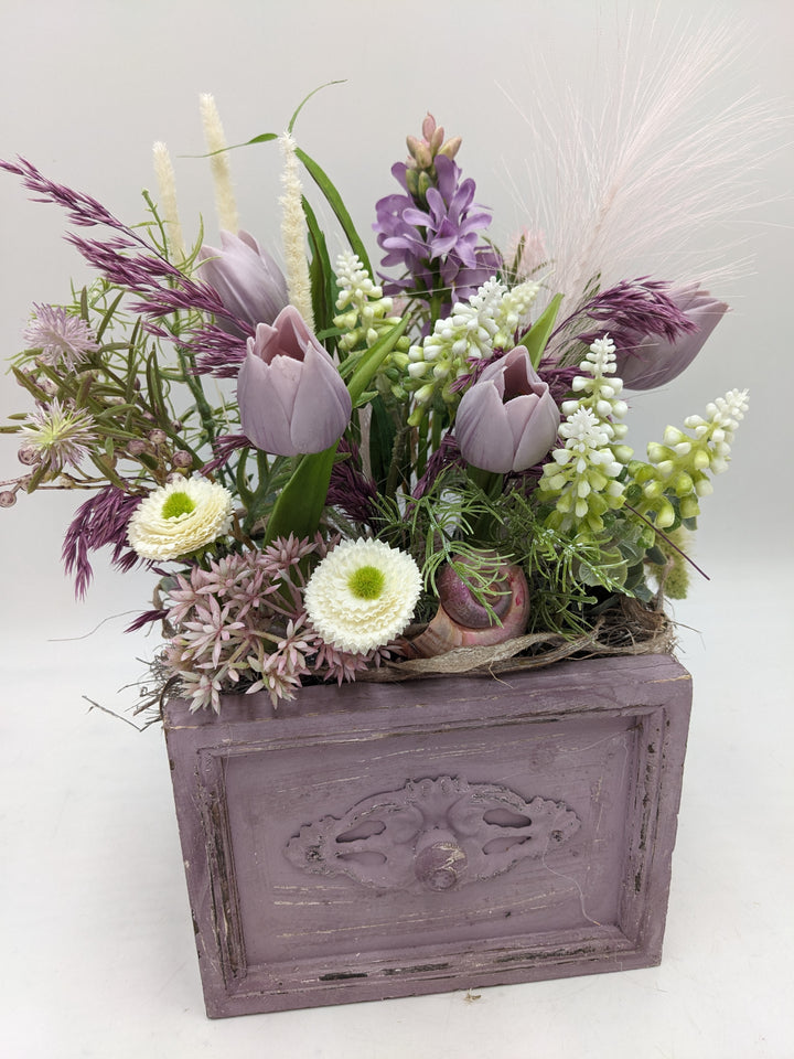 Frühlingsgesteck Tulpen Flieder Bellis lila