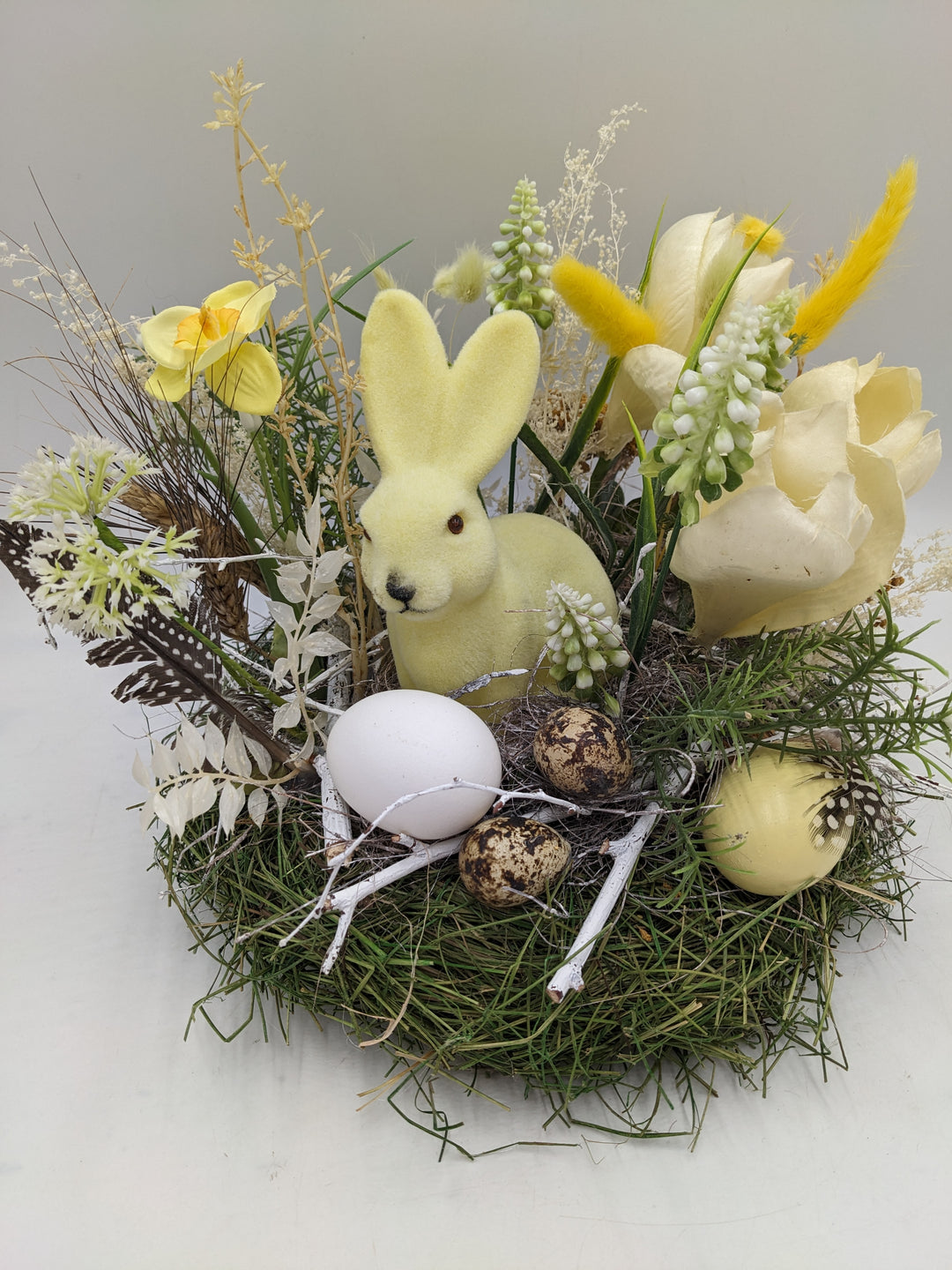 Ostergesteck Frühlingsgesteck Hase Gräser Hyazinthen gelb