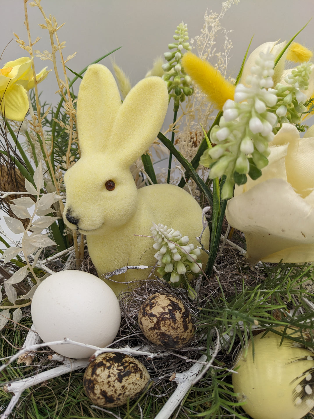 Ostergesteck Frühlingsgesteck Hase Gräser Hyazinthen gelb